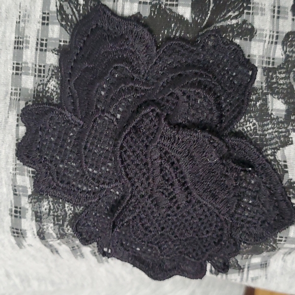 EUC! Simply Vera Wang raised rose tshirt - Picture 2 of 9